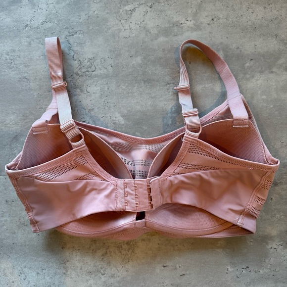 Le Mystere Active Balance Convertible Sports Bra, Size 34 DD/E, Like New - Picture 6 of 10